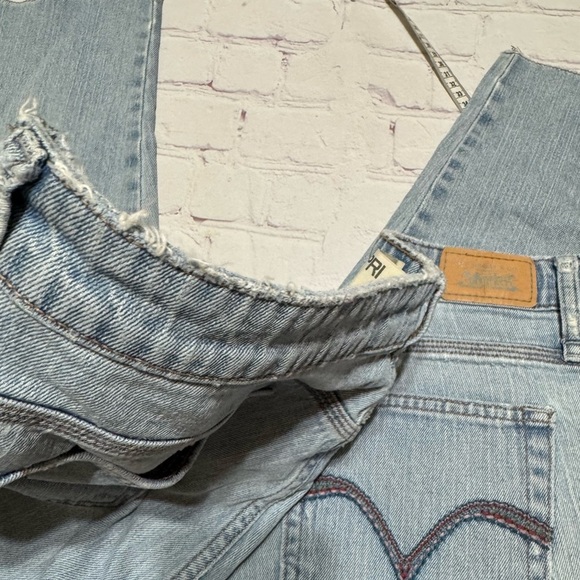 Levi’s 515 Capri Light Blue lightly distressed Denim jeans Women’s Plus size 40 - Picture 4 of 15